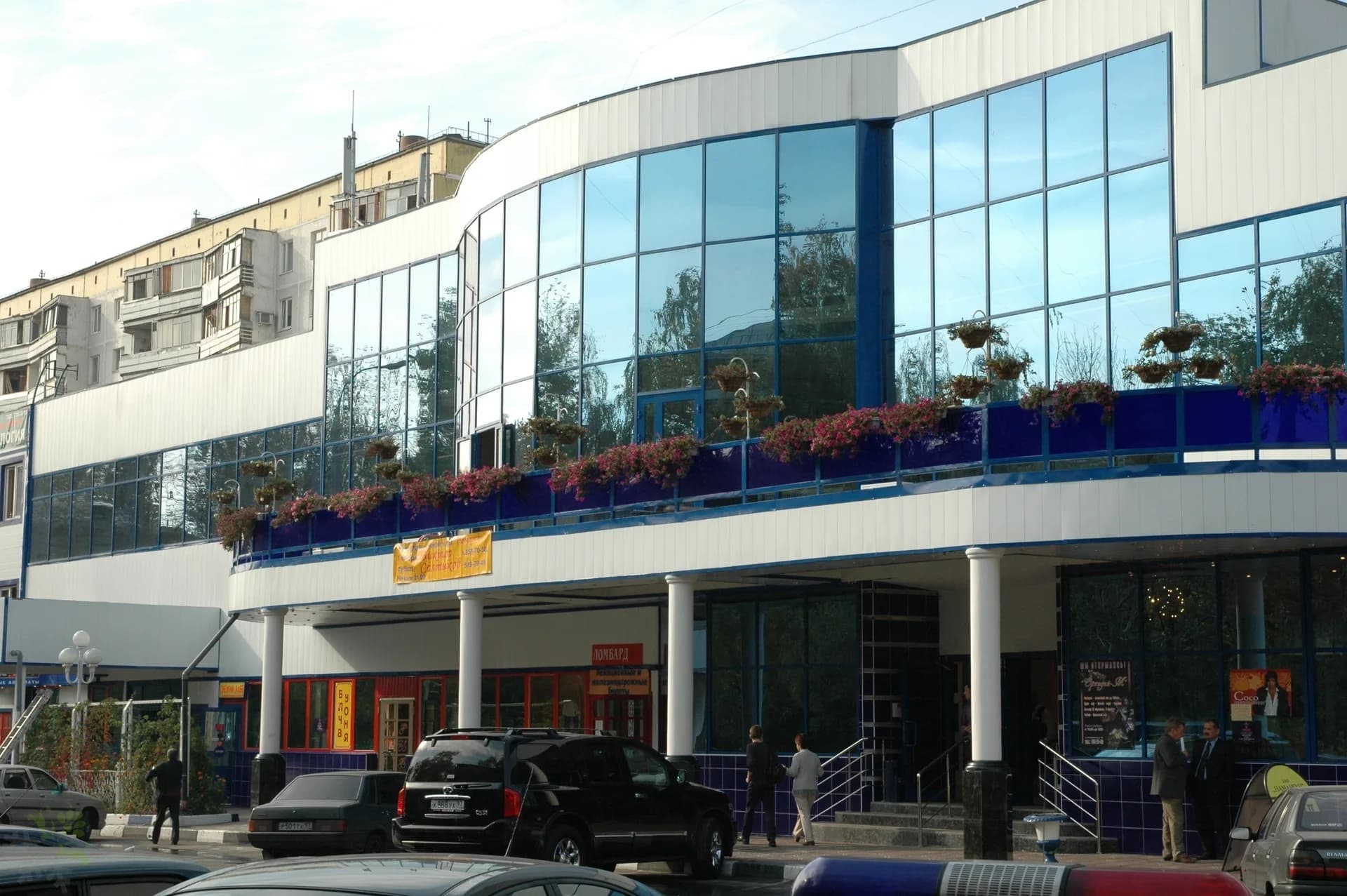 Стеклянный фасад общественного здания